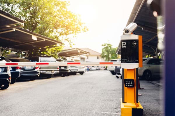 Technicien effectuant un contrôle électrique