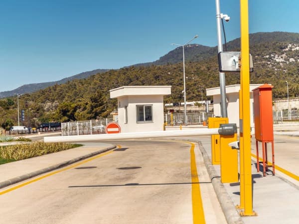 Inspection de chantier avec grue en arrière-plan